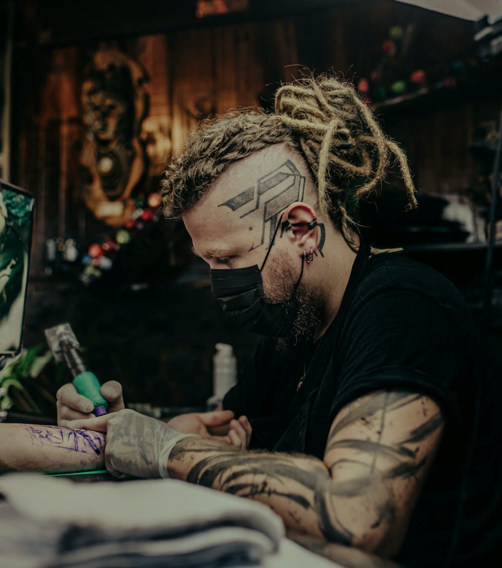 Dieizon tatuando em sessão no estúdio