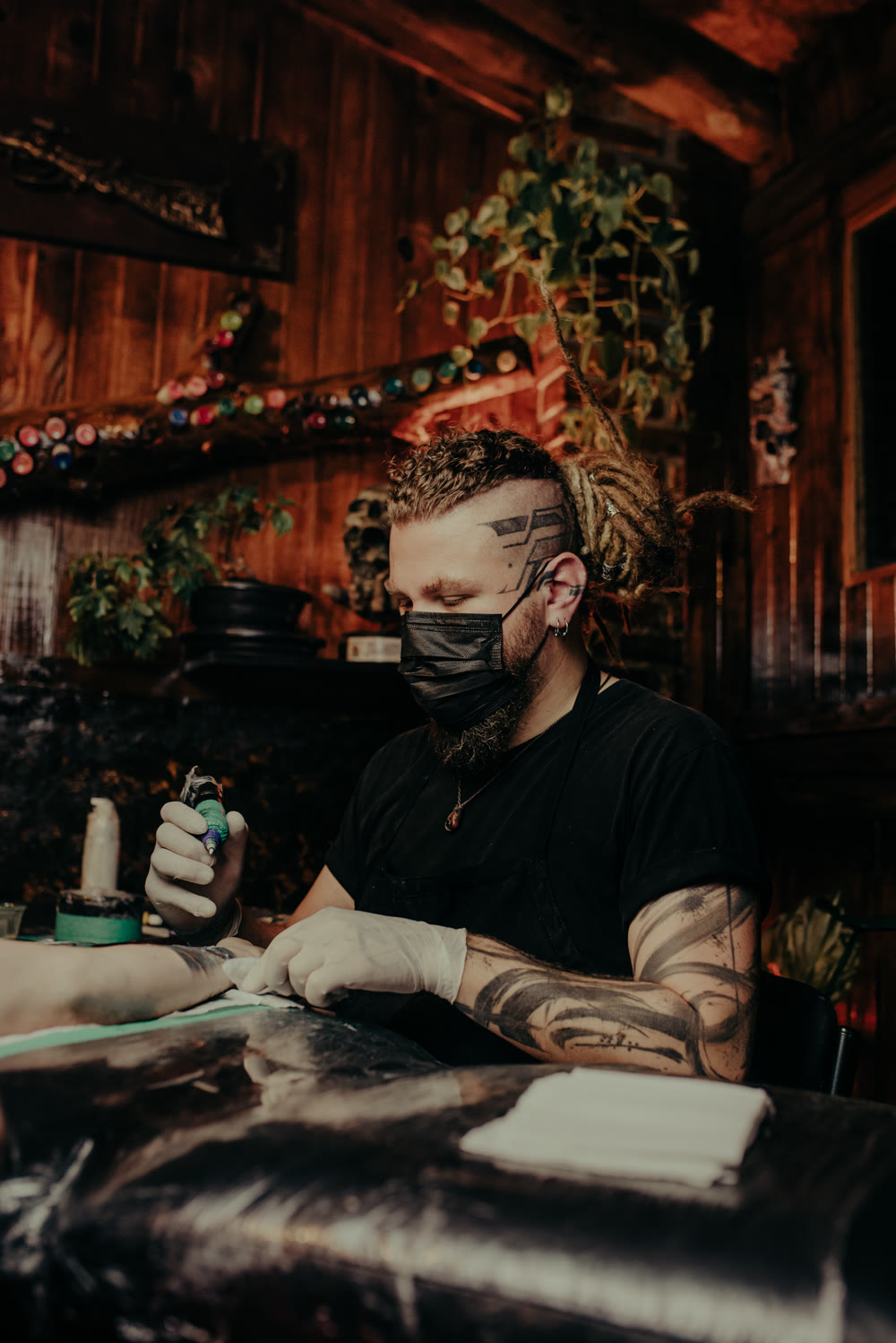 Detalhe do processo de tatuagem