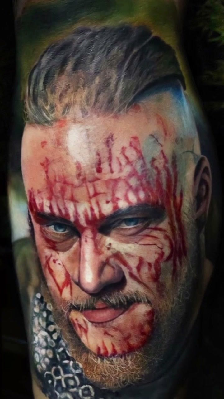 Tatuagem realista, guerreiro viking no braço