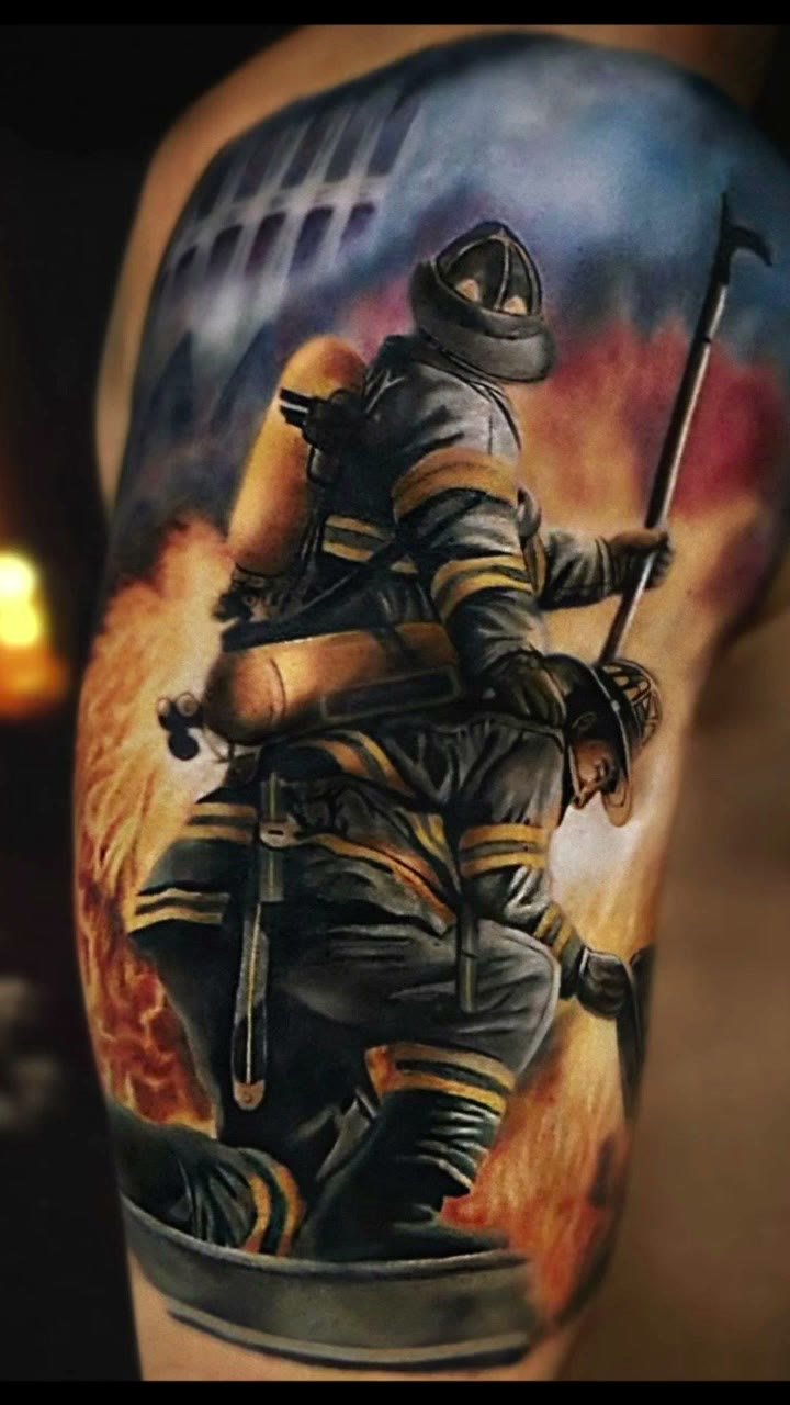 Tatuagem realista colorida, bombeiros em ação na coxa