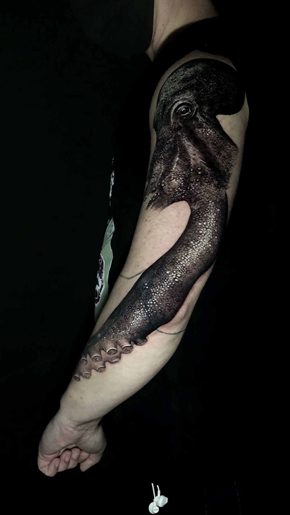 Tatuagem realista, polvo fechando o braço inteiro