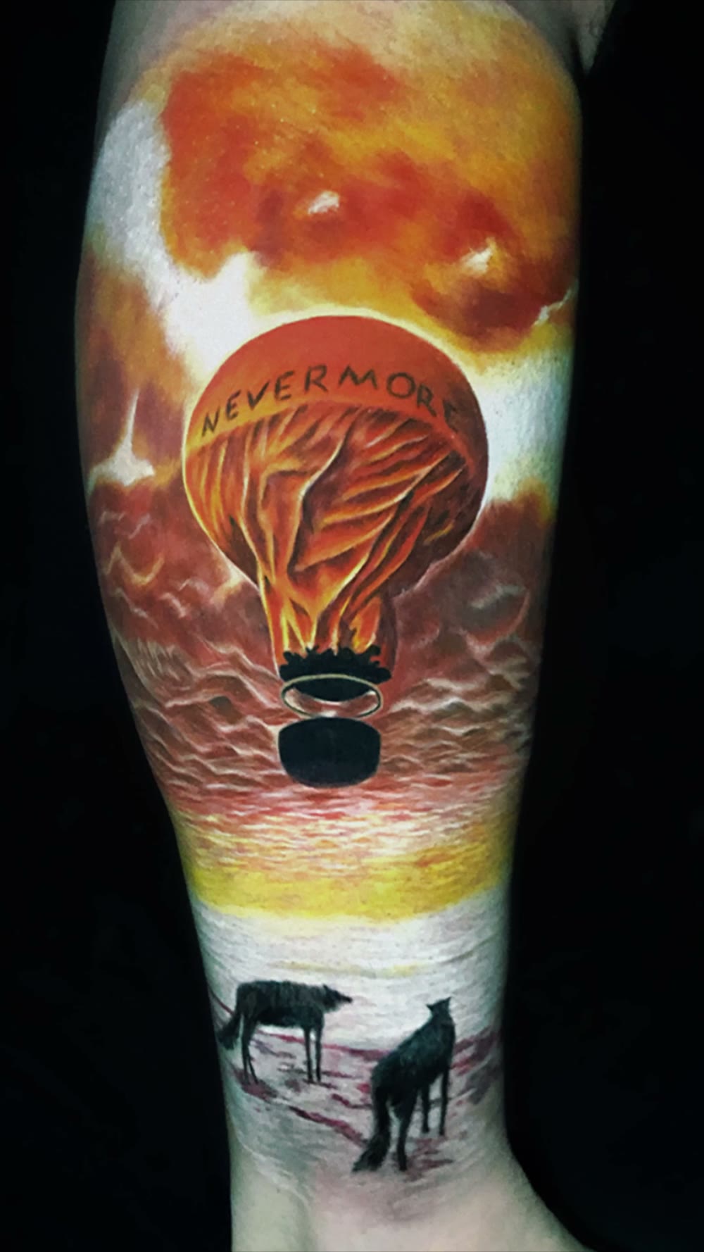 Tatuagem colorida, balão Nevermore com lobos na perna